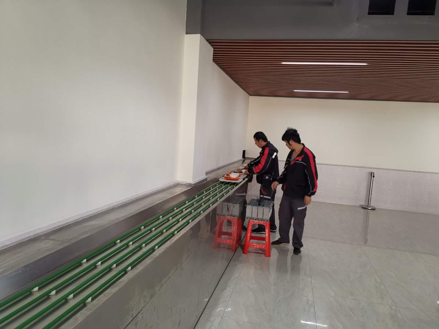 現(xiàn)代化餐盤傳輸機